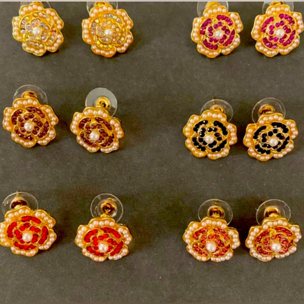 $15 each Pearl and Crystal Flower Earrings
Size: OS | Blue Bow KY
6 pairs